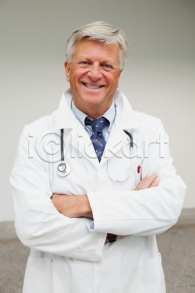 행복 60대 남자 백인 중년 한명 JPG 포토 해외이미지 건강 미소(표정) 실내 실험복 응시 의료성형뷰티 의사 청진기 해외202004 흰배경