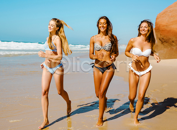 기쁨 우정 행복 10대 백인 사람 세명 소녀(어린이) 여자 JPG 포토 해외이미지 가족 건강 놀이 달리기 맑음 모래 미소(표정) 바다 비키니 수영복 야외 여름(계절) 운동 친구 해외202004 휴가