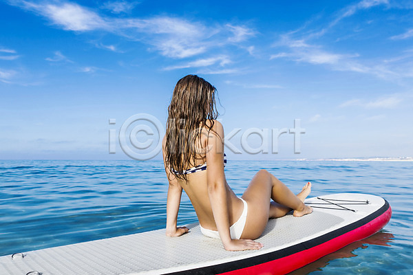 행복 휴식 한명 JPG 포토 해외이미지 건강 미소(표정) 바다 비키니 선탠 앉기 야외 여름(계절) 여행 자연 해외202004 휴가