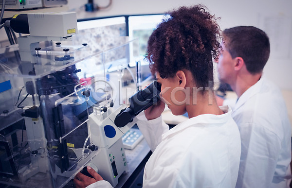 함께함 30대 남자 두명 백인 성인 여자 JPG 포토 해외이미지 검사(조사) 과제 과학 과학자 생명공학 생물학 실내 실험 실험복 실험실 앉기 약 응시 의료성형뷰티 작업 장비 책상 컴퓨터 해외202004 현미경 화학자