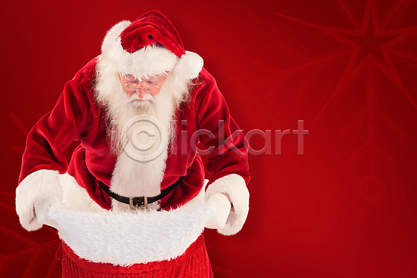 남자 노년 노인남자한명만 한명 JPG 앞모습 포토 해외이미지 내려보기 빨간색 산타클로스 상반신 잡기 크리스마스 펼침 해외202004