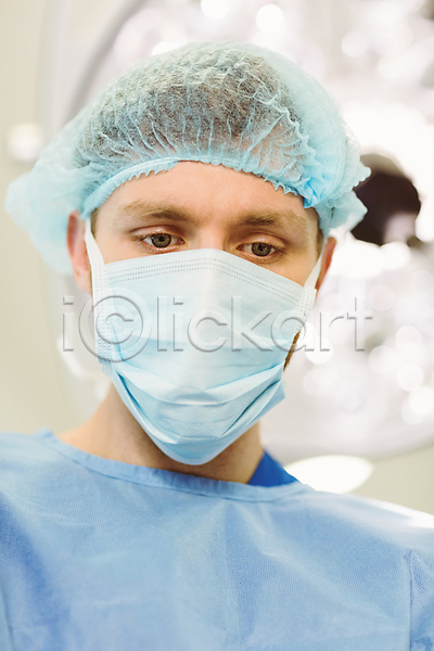 20대 남자 백인 한명 JPG 포토 해외이미지 대학교 병원 수술 실내 실험실 약 외과 의료성형뷰티 의사 인턴 파란색 해외202004