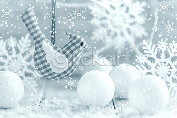 새로움 사람없음 JPG 포토 해외이미지 12월 겨울 계절 공 기념 눈송이 매달리기 반짝임 백그라운드 빛 우아 은색 장식 장식볼 축제 크리스마스 해외202004 흰색