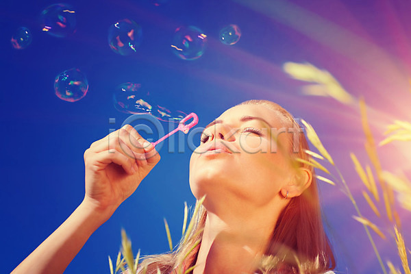 기쁨 만족 자유 즐거움 행복 백인 사람 성인 여자 여자한명만 한명 JPG 포토 해외이미지 거품 공원 놀이 라이프스타일 맑음 봄 불기 비누 비눗방울 야외 얼굴 여름(계절) 파란색 하늘 해외202004 햇빛