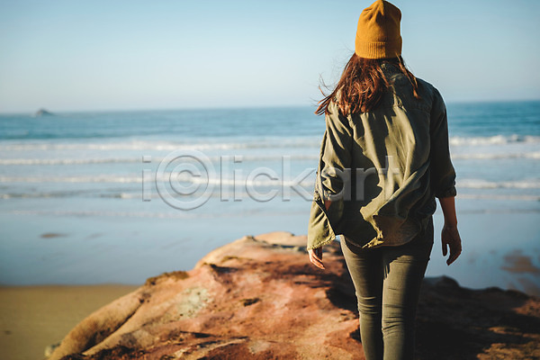 자유 사람 여자 한명 JPG 포토 해외이미지 가을(계절) 걷기 바다 야외 여행 여행객 일몰 자연 캡모자 파란색 포르투갈 풍경(경치) 하이커 하이킹 해외202004 휴가