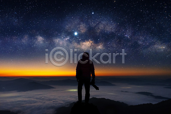 사람 한명 JPG 뒷모습 실루엣 포토 해외이미지 달 들기 망원경 백그라운드 별 빛 사진사 산 서기 야간 어둠 여름(계절) 은하계 자연 전신 정상 카메라 컬러풀 트래킹 파란색 풍경(경치) 하늘 해외202004