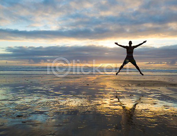 기쁨 자유 행복 한명 JPG 포토 해외이미지 건강 모래 바다 반사 야외 여름(계절) 여행 일몰 자연 점프 태양 풍경(경치) 하늘 해외202004 휴가