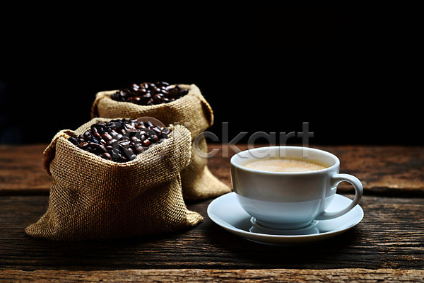 뜨거움 사람없음 JPG 포토 해외이미지 갈색 검은색 원두 음료 카피스페이스 커피 커피잔 탁자 해외202004