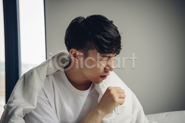 고독 고통 피곤 20대 남자 성인 성인남자한명만 한국인 한명 JPG 앞모습 포토 감기(질병) 기침 라이프스타일 맨라이프 몸살 몸살감기 상반신 스튜디오촬영 실내 싱글라이프 앉기 오한 이불 질병 침실