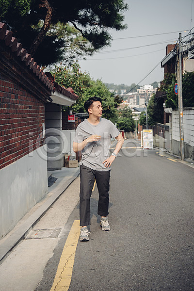 20대 남자 성인 성인남자한명만 한국인 한명 JPG 앞모습 포토 갈증 걷기 날씨 더위 라이프스타일 맨라이프 야외 여름(계절) 전신 주간 폭염주의보