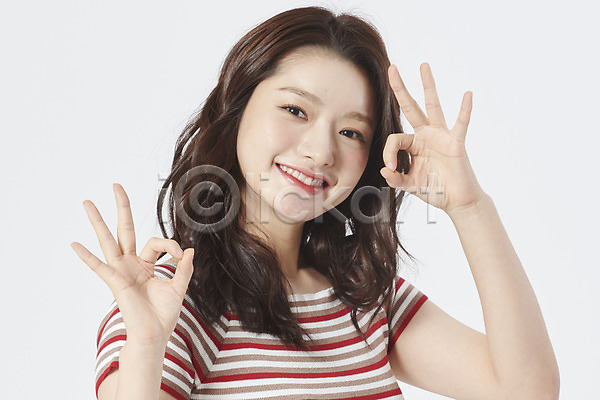 귀여움 20대 성인 성인여자한명만 여자 한국인 한명 JPG 앞모습 포토 OK 복고 상반신 서기 스튜디오촬영 실내 우먼라이프 흰배경