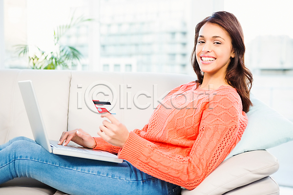 전자상거래 평화 행복 여자 한명 JPG 포토 해외이미지 가정 갈색머리 거실 노트북 라이프스타일 미소(표정) 소파 쇼핑 신용카드 실내 온라인 인터넷 체크카드 컴퓨터 해외202004