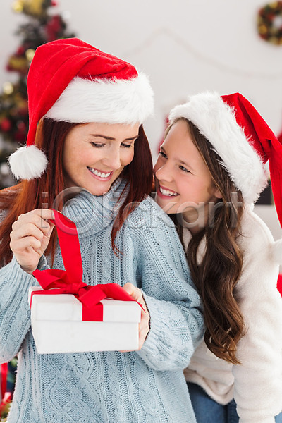 사랑 축하 행복 40대 두명 백인 어린이 여자 중년 JPG 포토 해외이미지 가정 가족 거실 딸 라이프스타일 미소(표정) 빨간머리 산타모자 선물 소파 실내 엄마 축제 크리스마스 크리스마스트리 펼침 포옹 해외202004