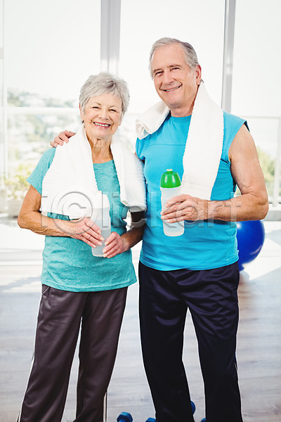사랑 함께함 행복 70대 남자 노년 노인만 두명 백인 여자 JPG 포토 해외이미지 건강 남편 노부부 라이프스타일 미소(표정) 서기 수건 실내 아내 연습 운동 운동복 응시 커플 해외202004