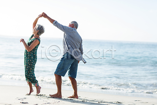 사랑 함께함 행복 70대 남자 노년 노인만 두명 백인 여자 JPG 포토 해외이미지 노후 맑음 모래 물 미소(표정) 바다 여름(계절) 잡기 춤 커플 파도 포옹 해외202004 화창 휴가