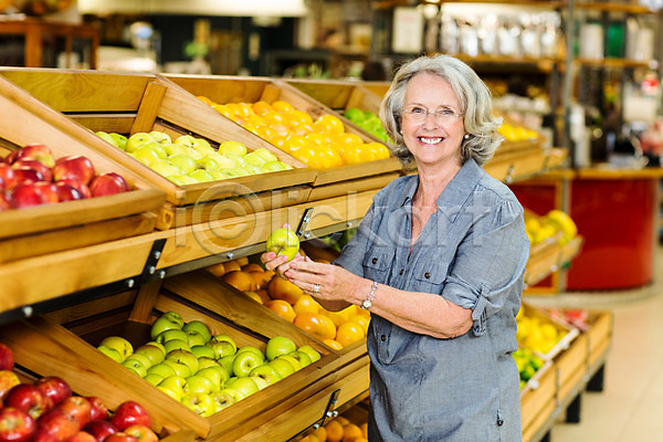 행복 70대 노년 노인여자한명만 백인 사람 여자 한명 JPG 포토 해외이미지 고객 과일 라이프스타일 미소(표정) 사과 상반신 상품 서기 선반 쇼핑 슈퍼마켓 시장 식료품점 실내 음식 잡기 채소 카트 터치 할머니 해외202004