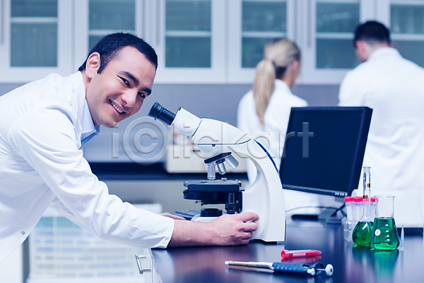 20대 남자 백인 세명 여자 JPG 포토 해외이미지 과학 과학자 미소(표정) 생명공학 생물학 실내 실험 실험복 실험실 약 응시 의료성형뷰티 장비 해외202004 현미경 화학자