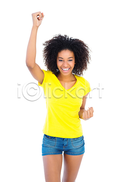 성공 행복 흥분 20대 사람 여자 청년 한명 JPG 포토 해외이미지 노란색 미소(표정) 반바지 봄 스타일 여름(계절) 유행 응시 응원 티셔츠 펑키 포즈 필승 해외202004 헤어스타일 흰배경