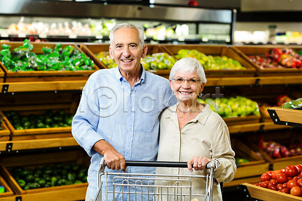 함께함 행복 60대 80대 남자 노년 노인만 두명 백인 사람 여자 JPG 포토 해외이미지 고객 과일 라이프스타일 미소(표정) 상반신 상품 서기 선반 쇼핑 슈퍼마켓 시장 식료품점 실내 음식 잡기 채소 카트 커플 해외202004
