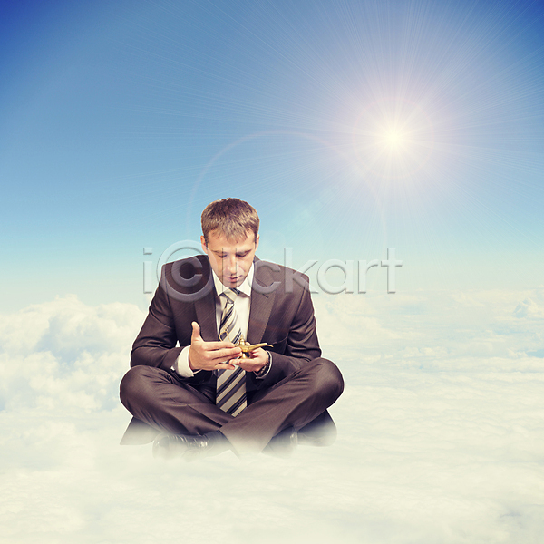 평화 희망 한명 JPG 포토 해외이미지 구름(자연) 내추럴 백그라운드 비즈니스맨 세계 센터 손목시계 앉기 응시 정상 태양 하늘 해외202004