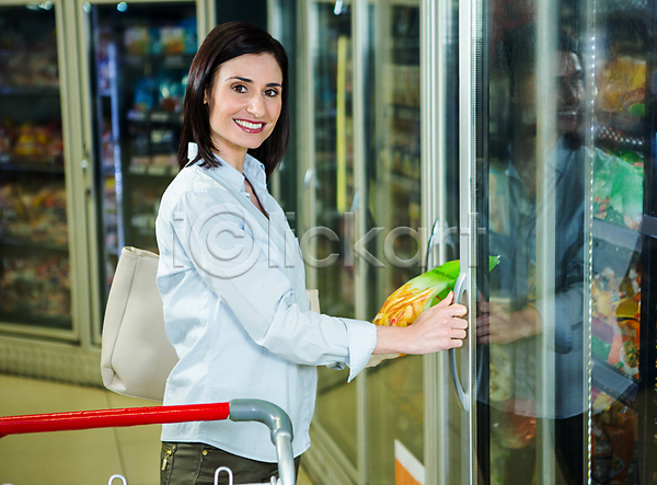 선택 행복 30대 백인 사람 성인 성인여자한명만 여자 한명 JPG 포토 해외이미지 고객 구매 냉장고 라이프스타일 미소(표정) 상반신 선반 쇼핑 슈퍼마켓 시장 식료품점 실내 얼음 잡기 패키지 펼침 해외202004