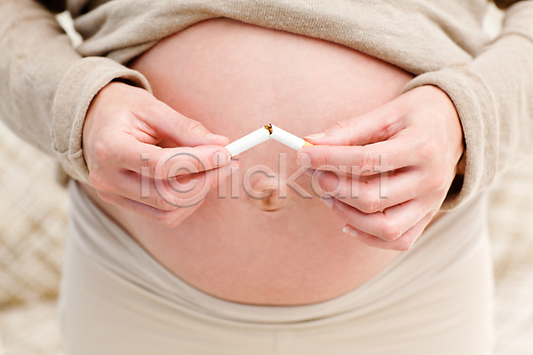 백인 사람 성인 성인여자한명만 여자 한명 JPG 근접촬영 앞모습 포토 해외이미지 금연 담배 담배꽁초 들기 상반신 서기 엄마 의료성형뷰티 임산부 임신 자르기 해로움 해외202004