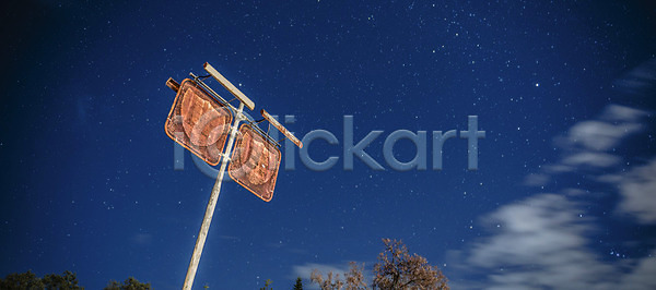 사람없음 JPG 포토 해외이미지 가스 거리 고속도로 교통시설 도로 루트 버리기 별 부식 사인 수확 심볼 야간 여행 역 연료 옛날 운전 자동차 차고 펌프 해외202004 해외포토 회복 휘발유