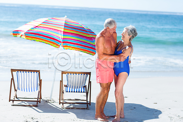 기쁨 평화 행복 70대 남자 노년 노인만 두명 백인 여자 JPG 포토 해외이미지 노후 맑음 모래 물 미소(표정) 바다 비치웨어 수영복 앉기 여름(계절) 우산 의자 태양 파도 포옹 해외202004 햇빛 휴가