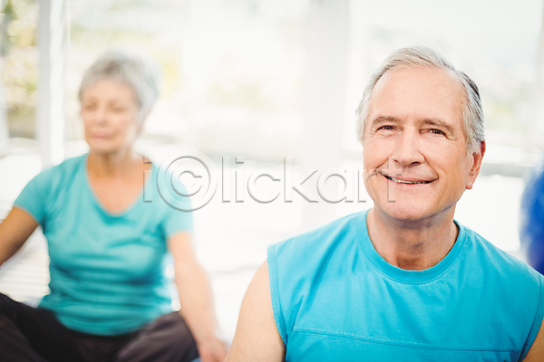 사랑 함께함 70대 남자 노년 노인만 두명 백인 여자 JPG 포토 해외이미지 건강 남편 노부부 라이프스타일 명상 미소(표정) 실내 아내 앉기 연습 요가 운동 운동복 응시 커플 해외202004
