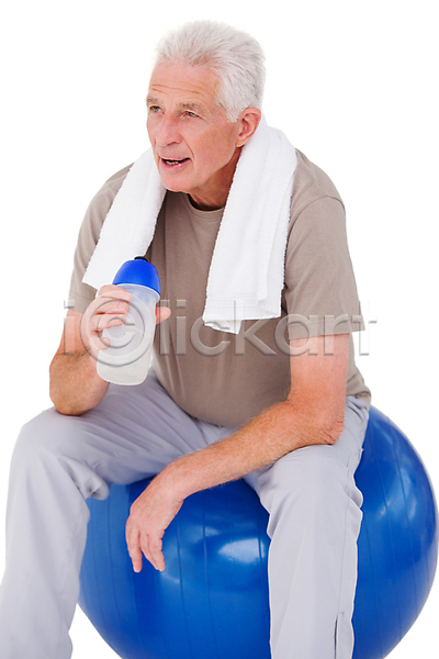 행복 60대 남자 노년 백인 한명 JPG 포토 해외이미지 건강 근육질 물 미소(표정) 바디케어 수건 앉기 운동 운동복 해외202004 흰배경