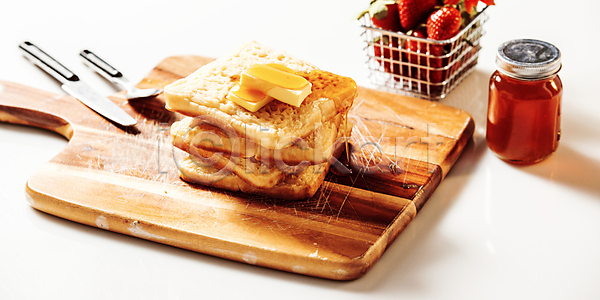 JPG 포토 해외이미지 나무도마 딸기 무료이미지 버터 시럽 식기 쌓기 토스트 해외202004 해외포토 흰배경