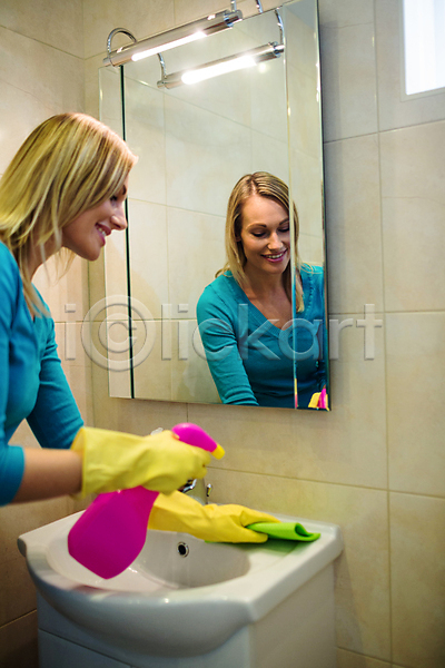 행복 30대 백인 성인 여자 한명 JPG 포토 해외이미지 가사 가정 거울 라이프스타일 목욕 미소(표정) 수건 싱크대 아파트 욕실 위생관리 청소 해외202004