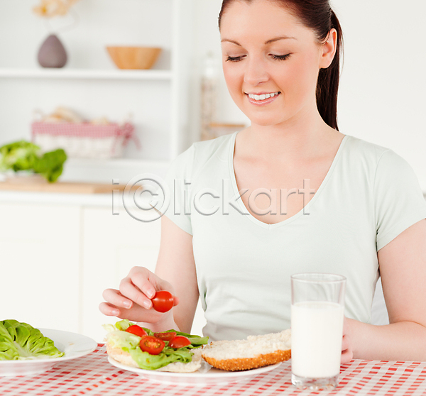 사람 성인 성인여자한명만 여자 한명 JPG 앞모습 포토 해외이미지 건강 다이어트 들기 모양 미소(표정) 상반신 샌드위치 샐러드 해외202004