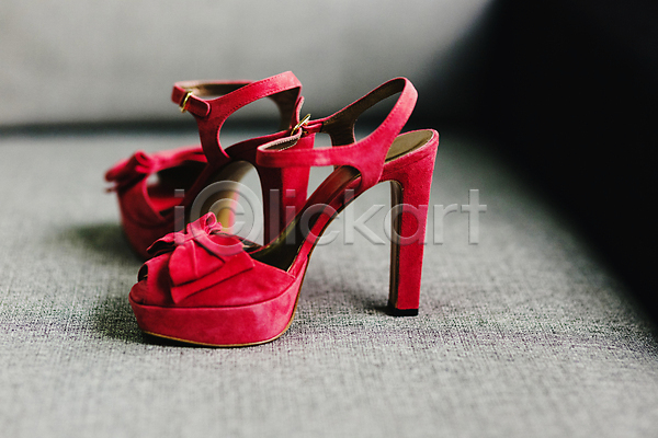 사람없음 JPG 포토 해외이미지 구두 무료이미지 빨간색 신발 실내 오브젝트 하이힐 해외202004