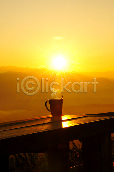사람없음 JPG 포토 해외이미지 맑음 무료이미지 빛 야외 일출 컵 탁자 태양 풍경(경치) 해외202004 햇빛