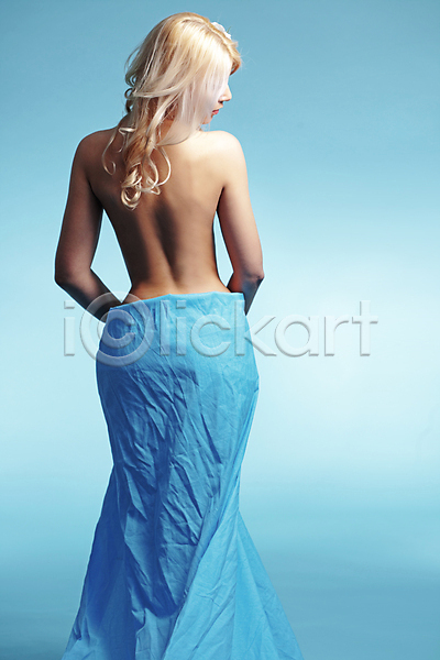러블리 섹시 순수 화려 활발 사람 여자 한명 JPG 포토 해외이미지 건강 관능적 금발 날씬함 드레스 모델 숫자 스파 신체 완벽 유행 파란색 포즈 피부 해외202004