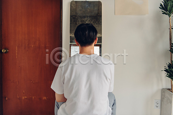 즐거움 20대 남자 성인 성인남자한명만 한국인 한명 JPG 뒷모습 포토 거울 그루밍족 라이프스타일 맨라이프 뷰티 상반신 실내 아침 앉기 피부관리