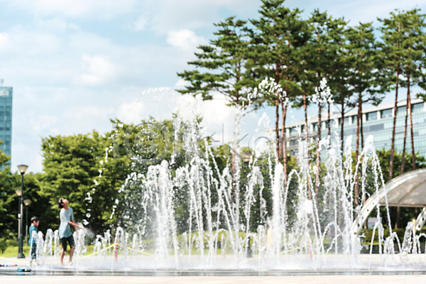 시원함 남자 두명 소년 소년만 어린이 한국인 JPG 포토 공원 더위 물놀이 물줄기 분수 야외 여름(계절) 여름풍경 전신 주간