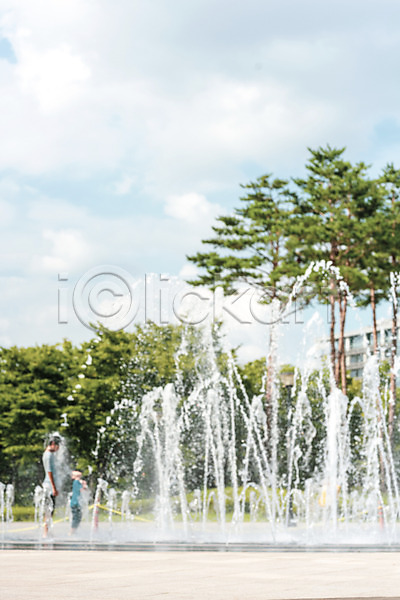 시원함 남자 두명 소년 소년만 어린이 한국인 JPG 포토 공원 더위 물놀이 물줄기 분수 야외 여름(계절) 여름풍경 전신 주간