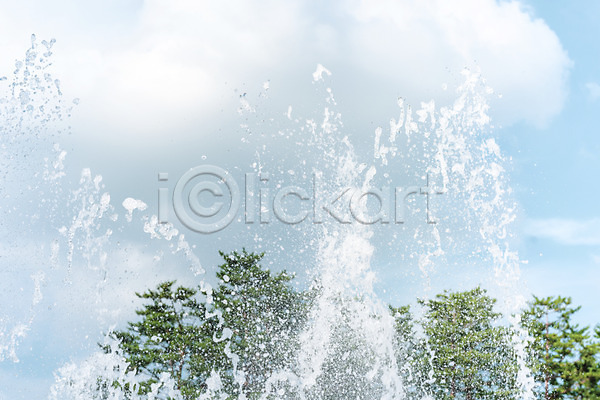 시원함 사람없음 JPG 아웃포커스 포토 공원 구름(자연) 더위 물놀이 물줄기 분수 야외 여름(계절) 여름풍경 주간 하늘