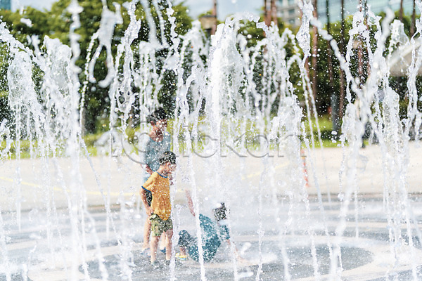 시원함 남자 세명 소년 소년만 어린이 한국인 JPG 포토 공원 더위 물놀이 물줄기 분수 야외 여름(계절) 여름풍경 전신 주간