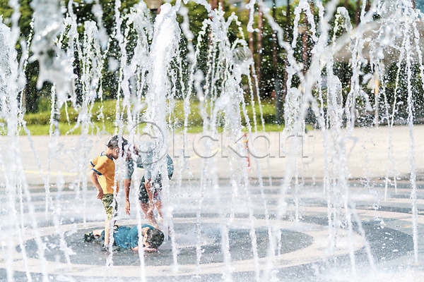 시원함 남자 세명 소년 소년만 어린이 한국인 JPG 포토 공원 더위 물놀이 물줄기 분수 야외 여름(계절) 여름풍경 전신 주간