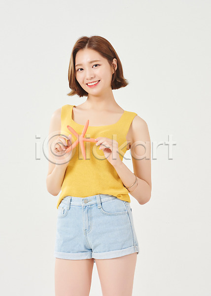 즐거움 20대 성인 성인여자한명만 여자 청년 한국인 한명 JPG 앞모습 포토 누끼 대학생 대학생라이프 들기 미소(표정) 방학 불가사리 상반신 서기 스튜디오촬영 실내 여대생 여름(계절) 휴가 흰배경