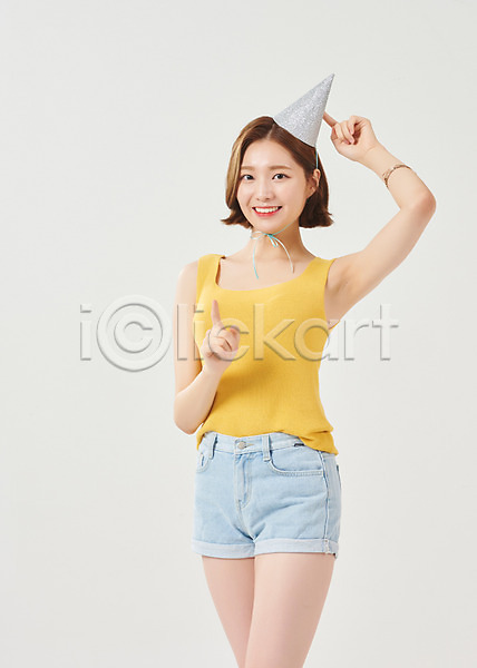 즐거움 20대 성인 성인여자한명만 여자 청년 한국인 한명 JPG 앞모습 포토 고깔(모자) 누끼 대학생 대학생라이프 미소(표정) 방학 상반신 서기 스튜디오촬영 실내 여대생 여름(계절) 휴가 흰배경