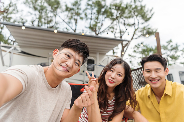 즐거움 행복 휴식 20대 남자 성인만 세명 여자 한국인 JPG 앞모습 포토 강원도 기념사진 미소(표정) 브이 상반신 셀프카메라 손하트 야외 여름(계절) 여행 주간 촬영 친구 카라반 캠핑 캠핑장 휴가