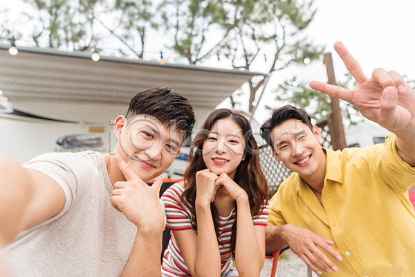 즐거움 행복 휴식 20대 남자 성인만 세명 여자 한국인 JPG 앞모습 포토 강원도 기념사진 미소(표정) 브이 상반신 셀프카메라 야외 여름(계절) 여행 주간 친구 카라반 캠핑 캠핑장 휴가