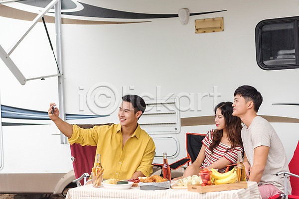 즐거움 행복 휴식 20대 남자 성인만 세명 여자 한국인 JPG 앞모습 옆모습 포토 강원도 들기 미소(표정) 상반신 셀프카메라 스마트폰 앉기 야외 여름(계절) 여행 주간 친구 카라반 캠핑 캠핑장 휴가