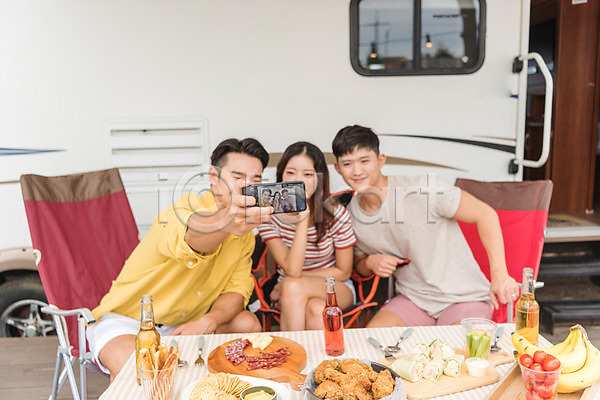 즐거움 행복 휴식 20대 남자 성인만 세명 여자 한국인 JPG 앞모습 포토 강원도 들기 사진촬영 상반신 셀프카메라 스마트폰 앉기 야외 여름(계절) 여행 주간 친구 카라반 캠핑 캠핑장 휴가