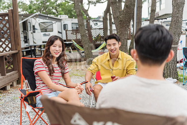 즐거움 행복 휴식 20대 남자 성인만 세명 여자 한국인 JPG 뒷모습 앞모습 포토 강원도 들기 미소(표정) 상반신 앉기 야외 여름(계절) 여행 음료 주간 친구 카라반 캠핑 캠핑장 휴가