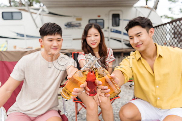 즐거움 행복 휴식 20대 남자 성인만 세명 여자 한국인 JPG 앞모습 포토 강원도 건배 맥주 미소(표정) 상반신 앉기 야외 여름(계절) 여행 음료 주간 친구 카라반 캠핑 캠핑장 휴가
